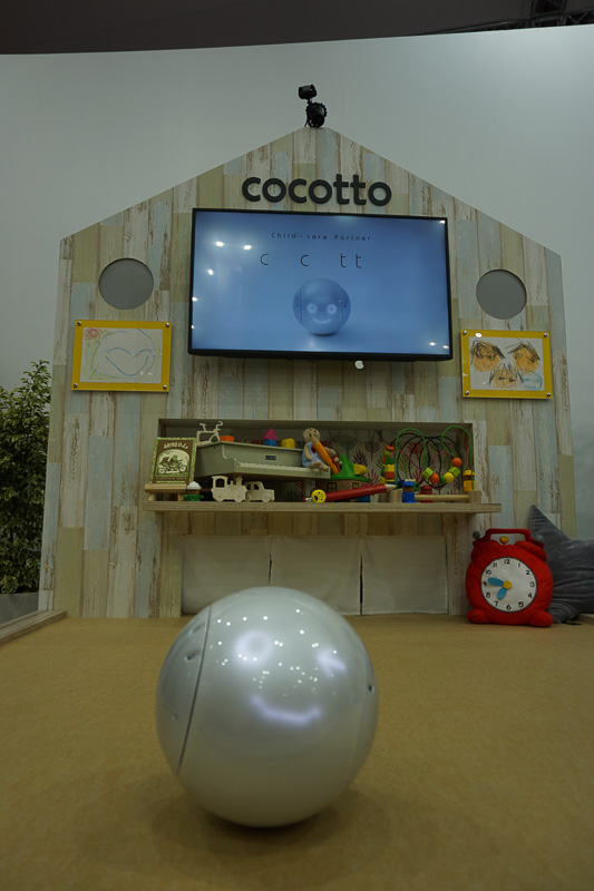 パナソニックブース。幼児の感性を育むという球型ロボット「cocotto」