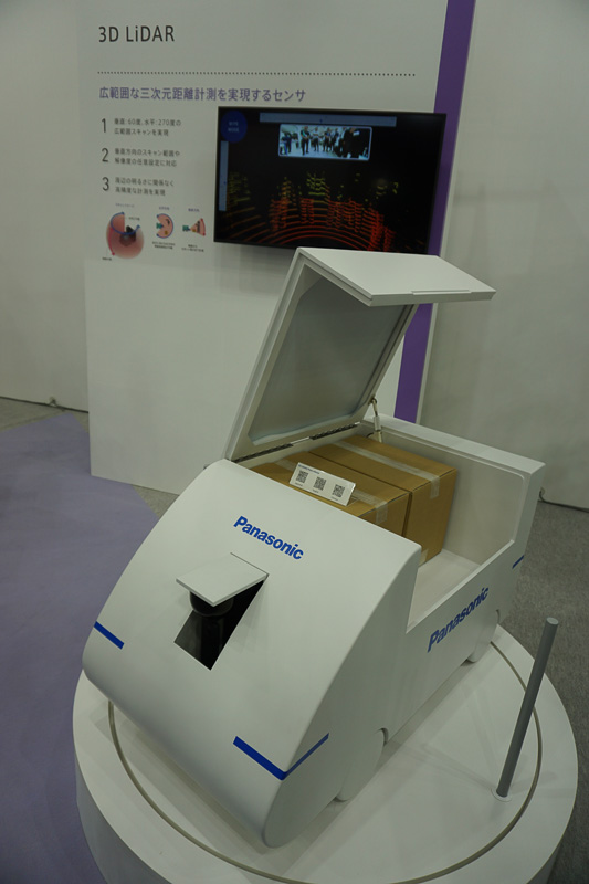 パナソニックブース。三次元距離センサ3D LiDAR（ライダー）を活用して自律走行する小口の配送システム