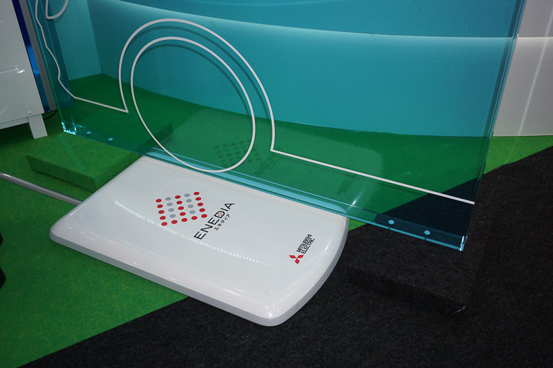 三菱電機ブース。EV用の非接触充電器