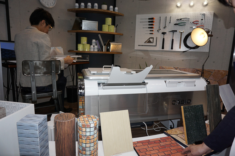 アパレル、建築、クルマのインテリアなど、デザイン開発の現場で作られるサンプル作成を実現する