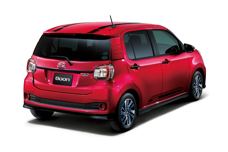 「ブラックストライプパッケージ」を装着した「ブーン シルク（2WD）」（メーカーオプション装着車）