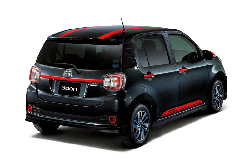 「レッドストライプパッケージ」を装着した「ブーン シルク（2WD）」（メーカーオプション装着車）