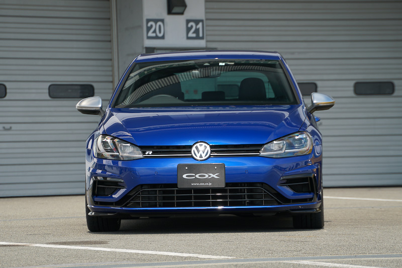 COX製パーツを装着するゴルフ R