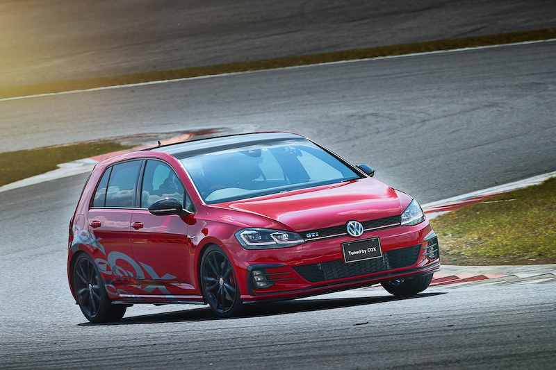 COX製パーツを装着するゴルフ GTI