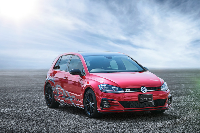 COX製パーツを装着するゴルフ GTI