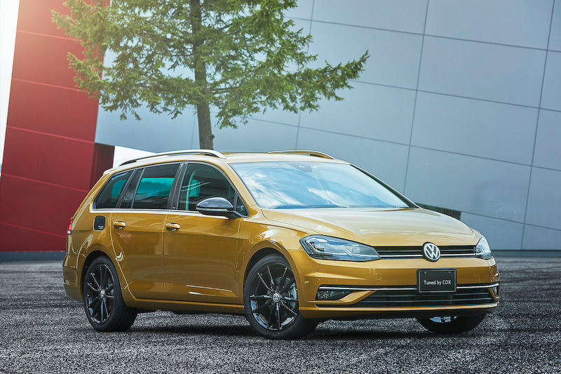 COX製パーツを装着するゴルフ ヴァリアント