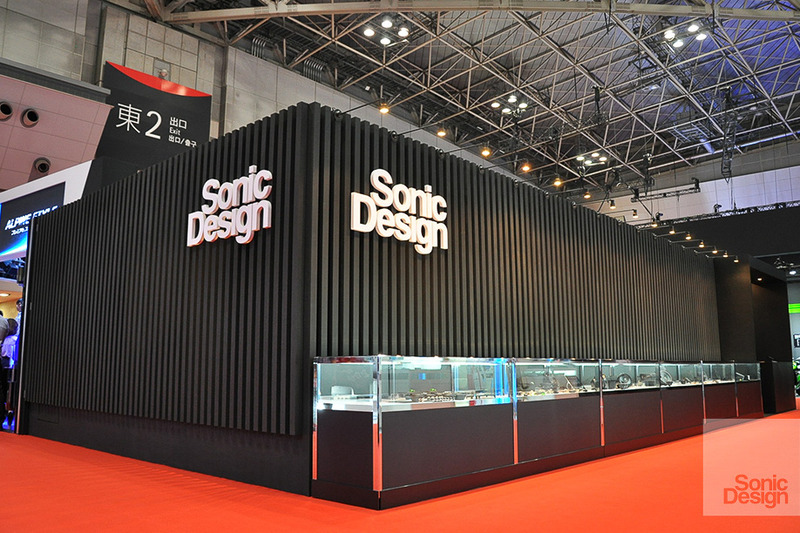2015年の東京モーターショーで展開されたソニックデザインブース。今回のソニックデザインブースでも前回同様、軒高を低く抑え、艶消し黒を基調とした静けさのある外観デザインを採用する