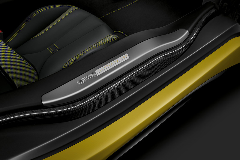 インテリアではエディション・ネーム、シリアル・ナンバー入りの専用バッヂなどが与えられる