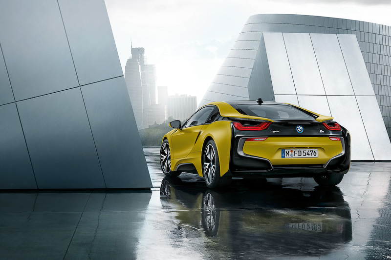 ボディカラーにマットの「BMW Individualプロトニック･フローズン・イエロー」を採用するとともに、20インチアロイホイール、BMWレーザー・ライトなどを装着