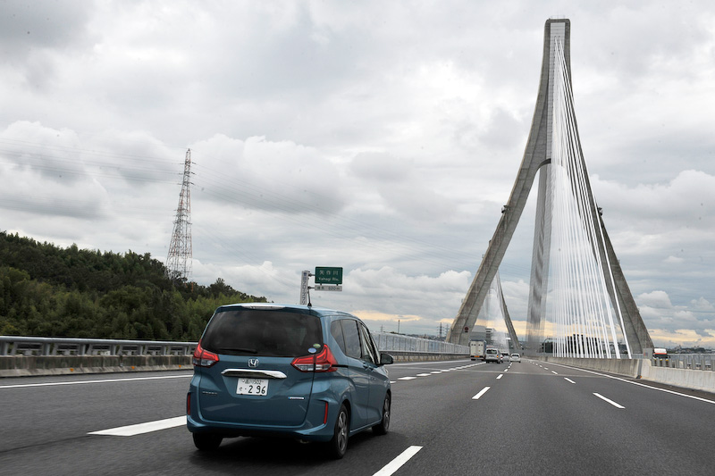 岡崎SAを出てしばらくすると、新東名高速道路の矢作川橋が。巨大な斜張橋は壮観な眺め