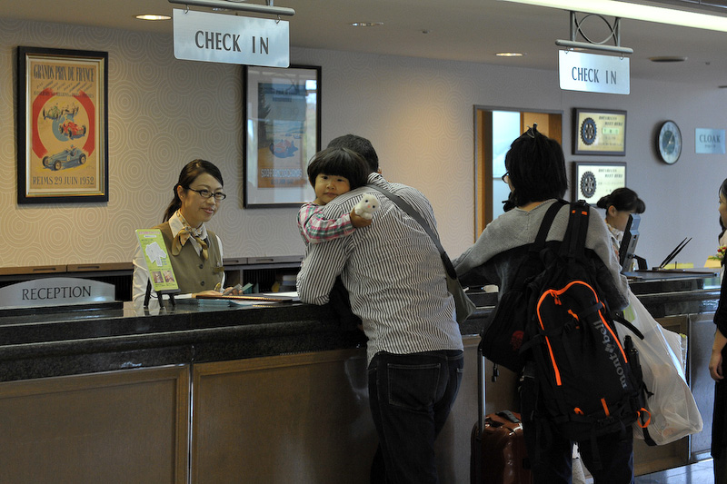 さっそくチェックイン。眠っていた二女もすっかり目が覚めた