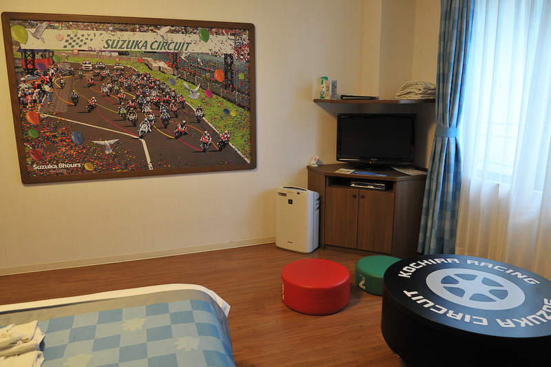 部屋の名前は「サーキット キッズルーム」。レースシーンをイメージした内装が特徴