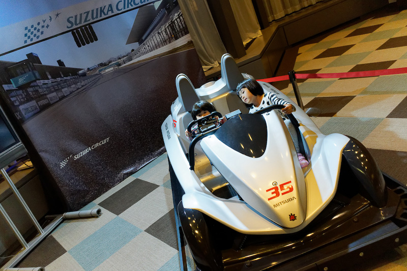 Main館のロビーに展示されているEVカート「サーキットチャレンジャー」に“試乗”。この日はレース準備のためサーキットが利用できず、サーキットチャレンジャーもお休みだったので、これで満足してもらう