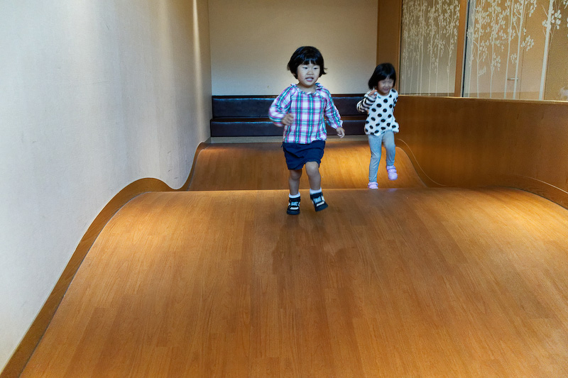 S-PLAZA内にあるキッズスペース。波打つ床を走るのが楽しいらしい