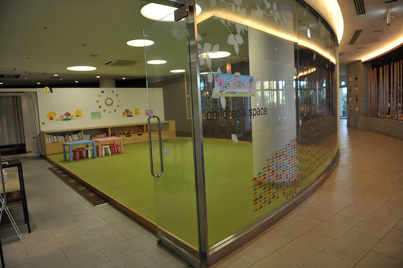 ちなみにS-PLAZAにはもう1つ子供用のスペースがある。こちらは17時30分～21時まで、専属のスタッフが子供の面倒を見てくれる。その間、お父さん・お母さんがゆっくり食事をとることができる