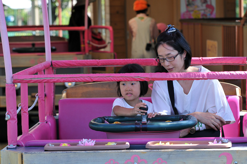 最初に目に入った「チララのフラワーワゴン」にさっそく乗車。0歳から乗れる