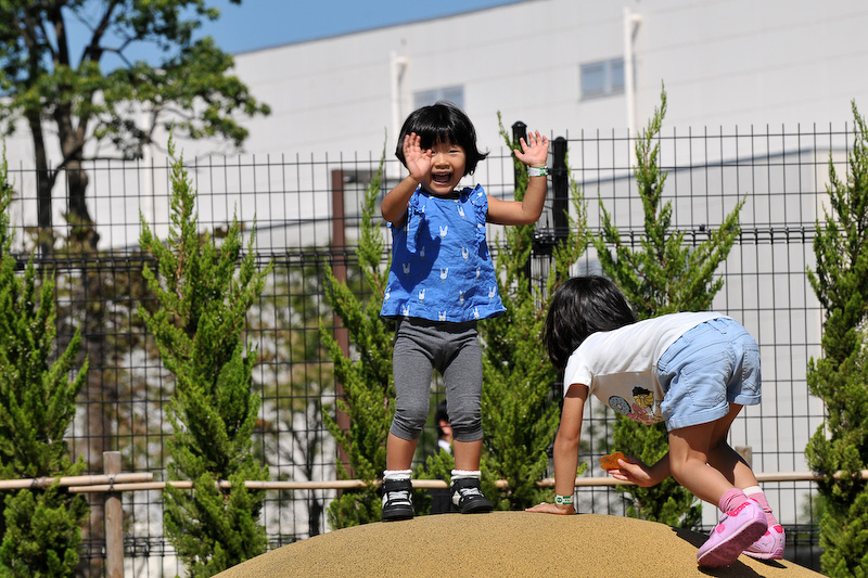 柔らかい地面でできている広場。いきなり山を滑り始めるなど、大人が思ってもみない遊び方で駆けまわっていた