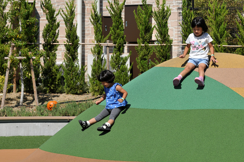 柔らかい地面でできている広場。いきなり山を滑り始めるなど、大人が思ってもみない遊び方で駆けまわっていた