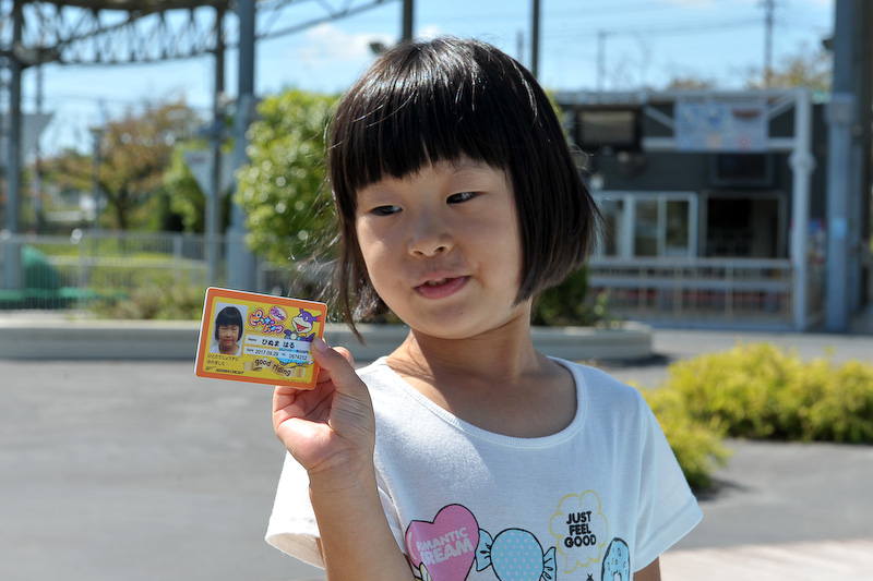 「ピピラのピンキーバイク」に乗ると、それを証明するカードがもらえ、近くの「メンキョセンター」でライセンスカードを発行してもらえる（300円）