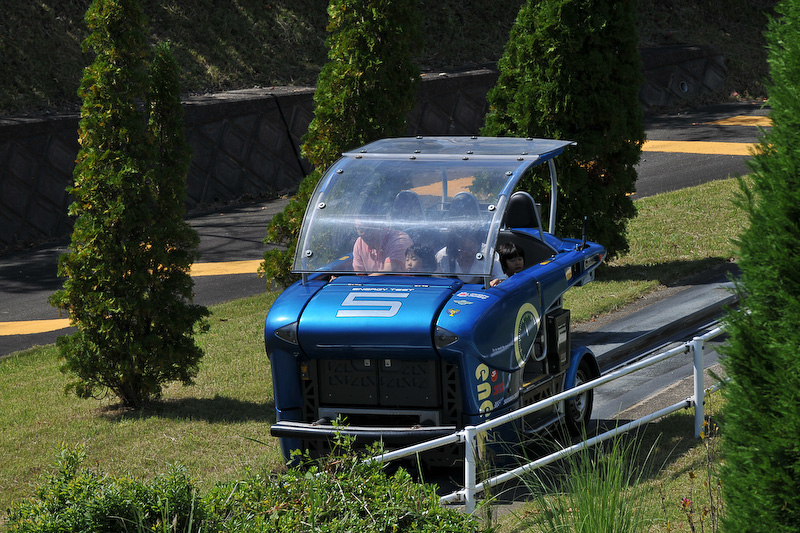 アクセルワークとレバーによる充電が重要な「ene-1」。長女が運転（アクセルとブレーキ）を担当した