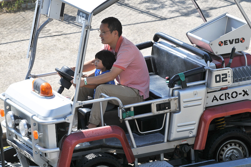 「アクロエックス エボリューション」ではさまざまな悪路を走行。直前までうとうとしていた二女だったが、頑張って目を覚まして真剣に運転した