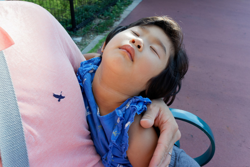 二女は完全に眠ってしまった。長女も帰りのクルマのなかでぐっすり