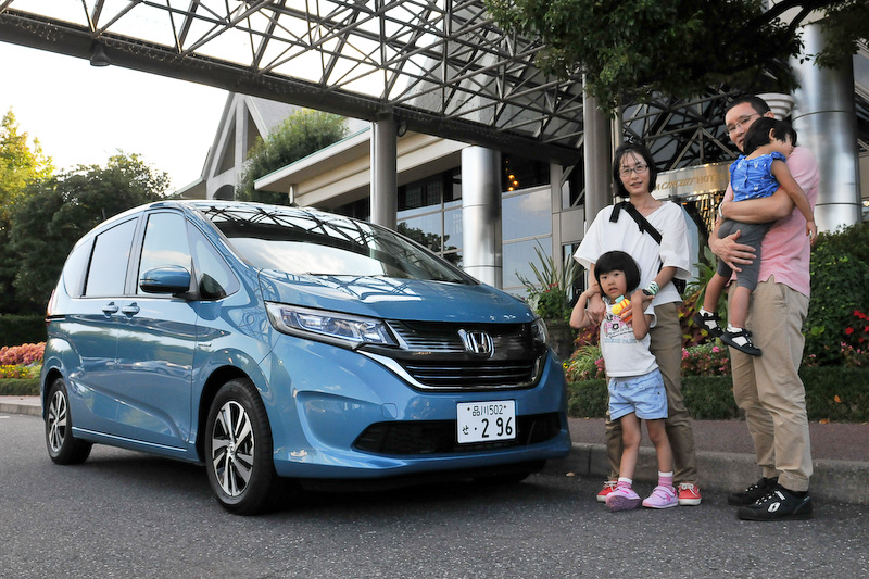 最後に鈴鹿サーキットホテルエントランスで記念撮影。これからふたたび400kmの道のりが待ち受けているが、子供のためなら何とかなるもの。今後家族でレース観戦するときの自信にもなった