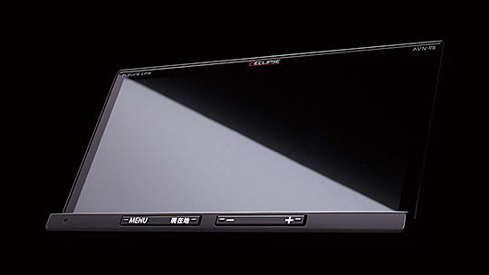 D、S、Rシリーズでは、ワイドモデル（左）で画面と操作ボタンで段差や仕切りなどのないフルフラットデザインを採用。標準モデル（右）でも極限まで操作ボタンの突出を抑えたフラットデザインとしている