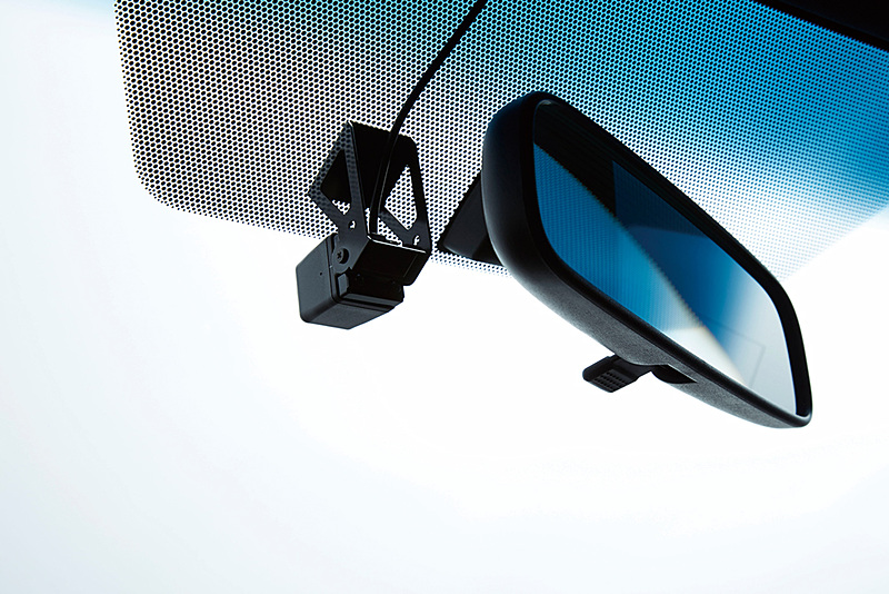 “録ナビ”のDシリーズではGPSアンテナやマイクなどをカーナビと共用し、ドラレコ本体の機能もカーナビに内蔵させてカメラのみがフロントウィンドウに設置されるスタイルを採用。ドライバーの視界を遮ることなく、車外から見ても目立ちにくいすっきりした取り付けを実現している