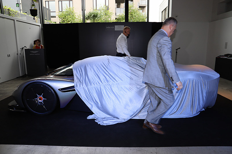 色とりどりのライトと音楽とともにアンベールが行なわれた