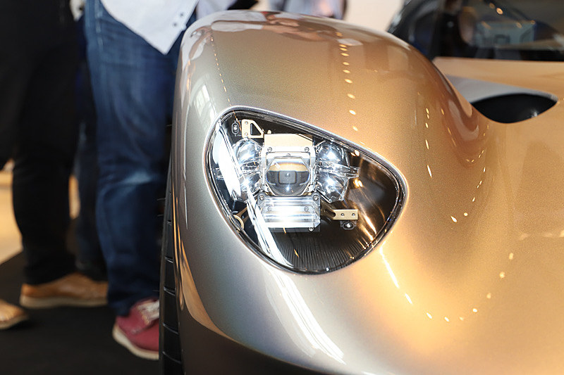 表面に酸化処理をしたアルミ製フレームに、ロービームとハイビームの機構を取り付けたヘッドライト。アストンマーティンで採用している通常の生産型ヘッドライトよりも30～40％の軽量化がされている