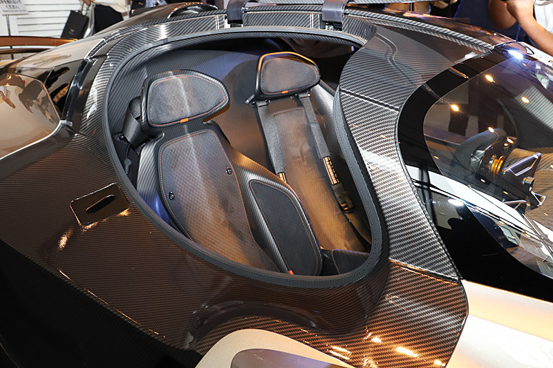 シートは室内スペースを最大限確保するために、直接フロアに設置されている