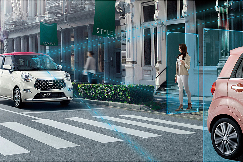 グレード名に“SAIII”と入る車両で標準装備する「スマートアシストIII」。フロントウィンドウの小型ステレオカメラで車両前方を認識し、歩行者などに対しても衝突回避支援ブレーキが作動する