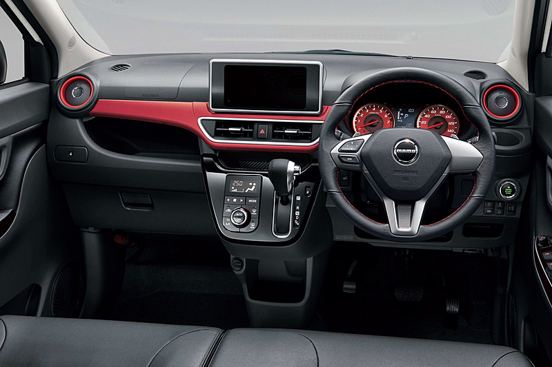 メーターを意匠変更し、レッドを多用して表示を大型化。スポーティ感を高めている