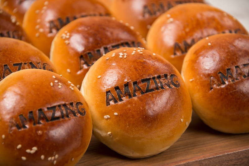 銀座木村屋と共同開発した「Amazingあんぱん」（250円）。10月15日～18日の期間限定販売となる