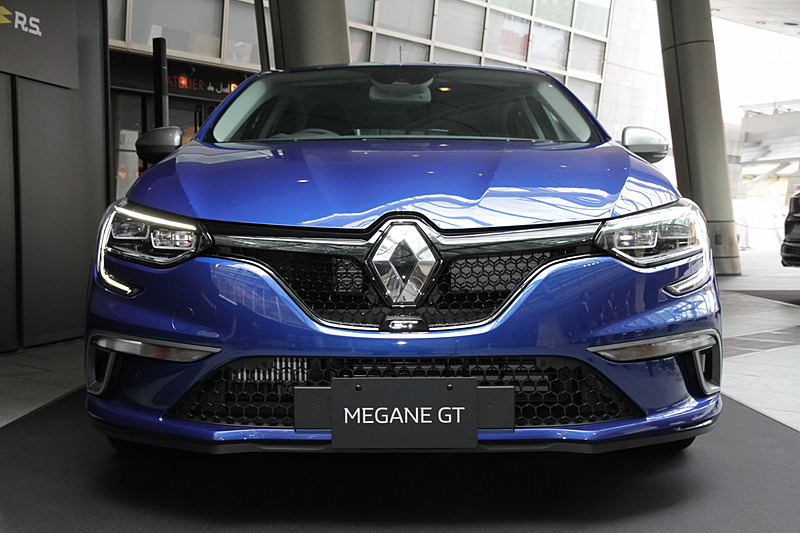 ボンネットには彫刻的な造形が施され、インパクトのある印象的なデザインとなった