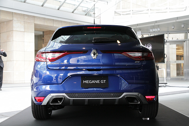 ボンネットには彫刻的な造形が施され、インパクトのある印象的なデザインとなった