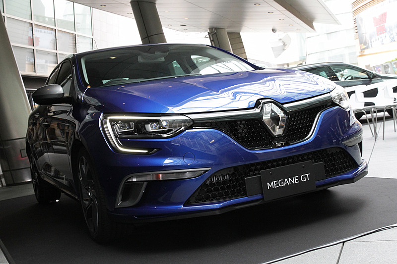 ボンネットには彫刻的な造形が施され、インパクトのある印象的なデザインとなった