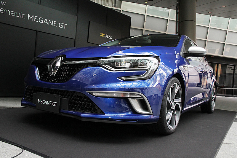 ボンネットには彫刻的な造形が施され、インパクトのある印象的なデザインとなった