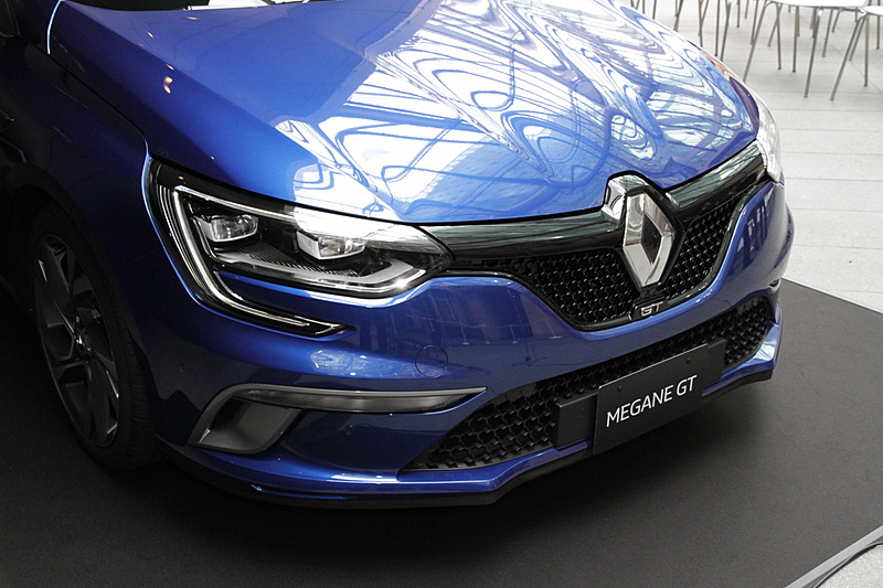 ボンネットには彫刻的な造形が施され、インパクトのある印象的なデザインとなった