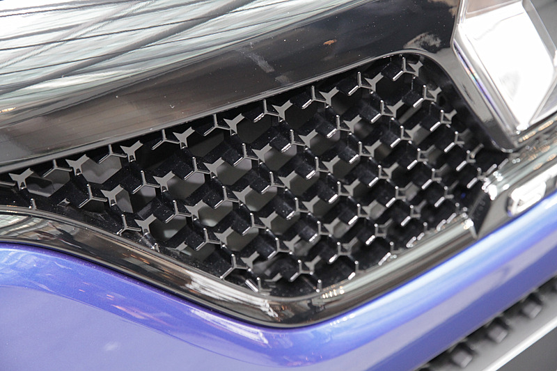 ヘッドライトにはルノーデザインを象徴した“C”シェイプ フルLEDランプ（GT-Lineはハロゲンランプ）を採用。リアは3Dリアランプで立体感のあるグラフィック