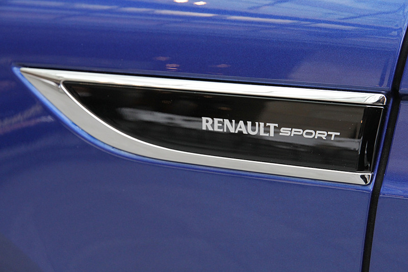 ヘッドライトにはルノーデザインを象徴した“C”シェイプ フルLEDランプ（GT-Lineはハロゲンランプ）を採用。リアは3Dリアランプで立体感のあるグラフィック