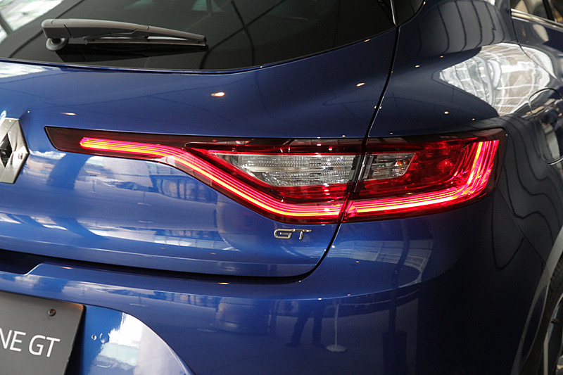 ヘッドライトにはルノーデザインを象徴した“C”シェイプ フルLEDランプ（GT-Lineはハロゲンランプ）を採用。リアは3Dリアランプで立体感のあるグラフィック
