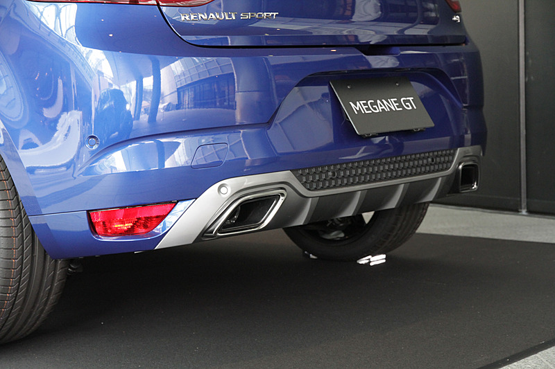 バンパーとともにデザインされたデュアルエキゾーストパイプを採用