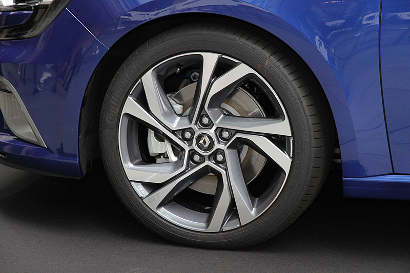 GTとスポーツ・ツアラーGTは「MAGNY-COURS」7.5J×18インチアロイホイールに前後225/40 R18タイヤ、GT-Lineは「DECARO」7.0J×17インチアロイホイールに225/45 R17タイヤが装着される