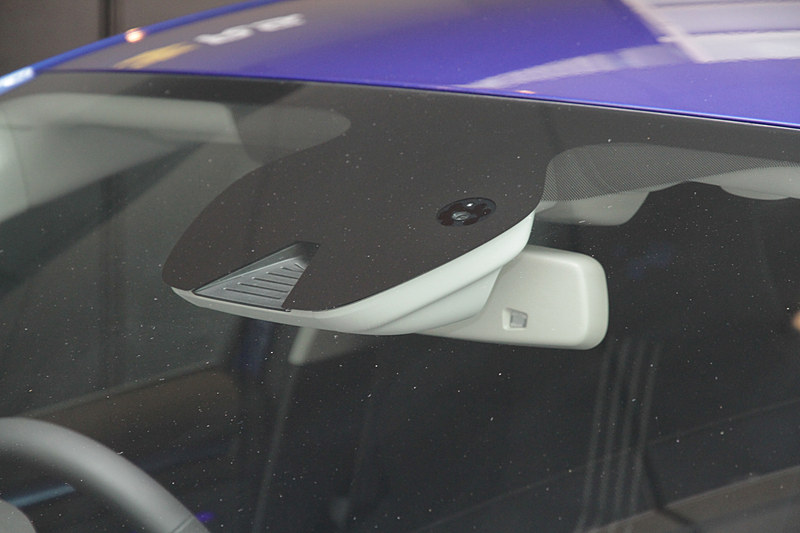 バンパーとともにデザインされたデュアルエキゾーストパイプを採用