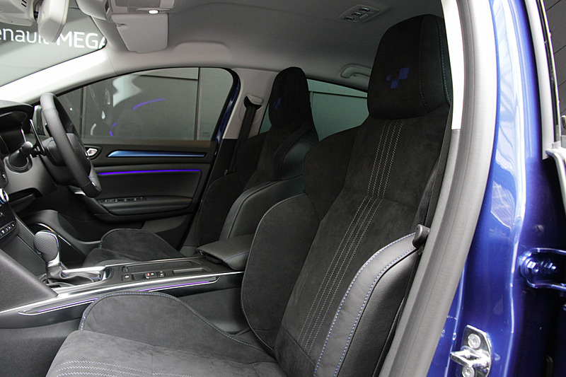 ホールド性だけではなく乗り心地も追求して、2種類の弾力を採用した耐久性の高いアルカンタラ表皮のスポーツシートを採用した