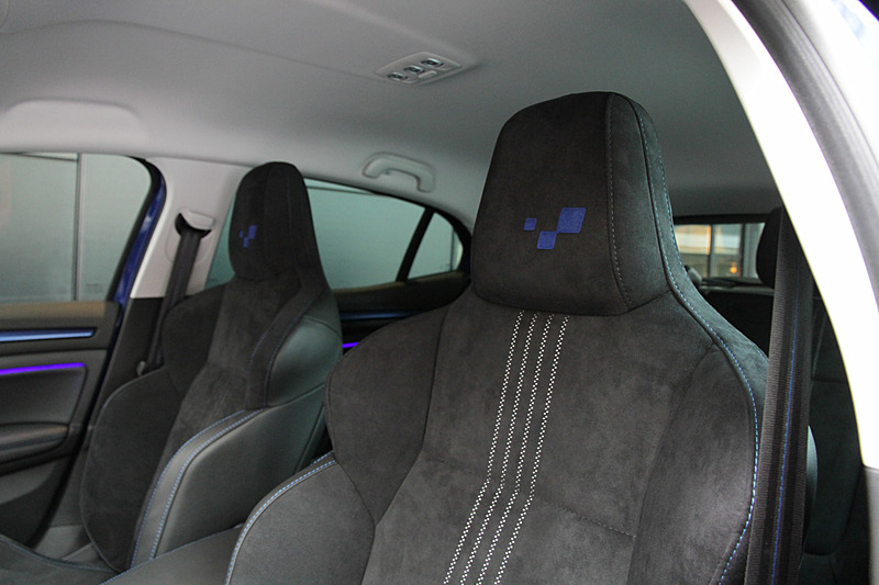 ホールド性だけではなく乗り心地も追求して、2種類の弾力を採用した耐久性の高いアルカンタラ表皮のスポーツシートを採用した