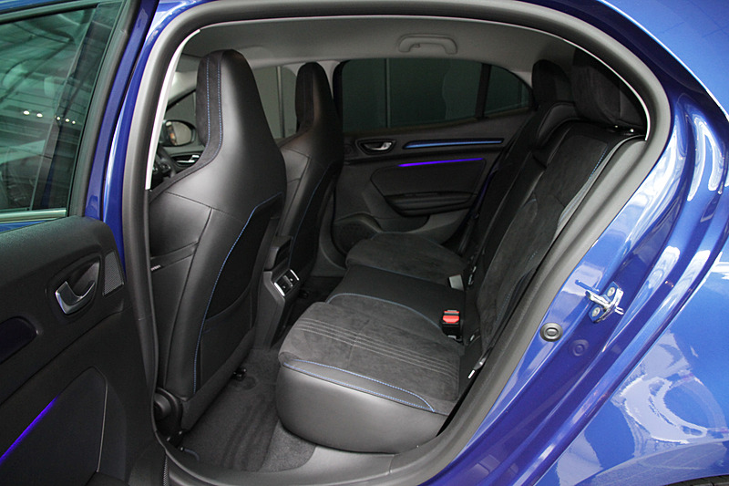 ホールド性だけではなく乗り心地も追求して、2種類の弾力を採用した耐久性の高いアルカンタラ表皮のスポーツシートを採用した