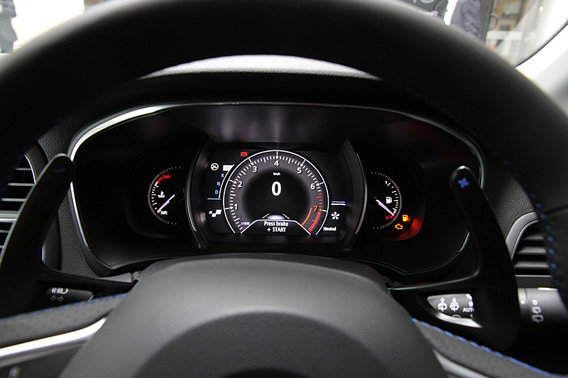 インテリアにはブルーのアクセントが映えるステッチを使用。クロームとレザーの組み合わせ、スポーティで握り心地のいいシフトノブ